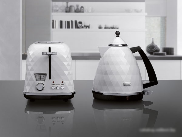 Чайник DeLonghi KBJ 2001.W