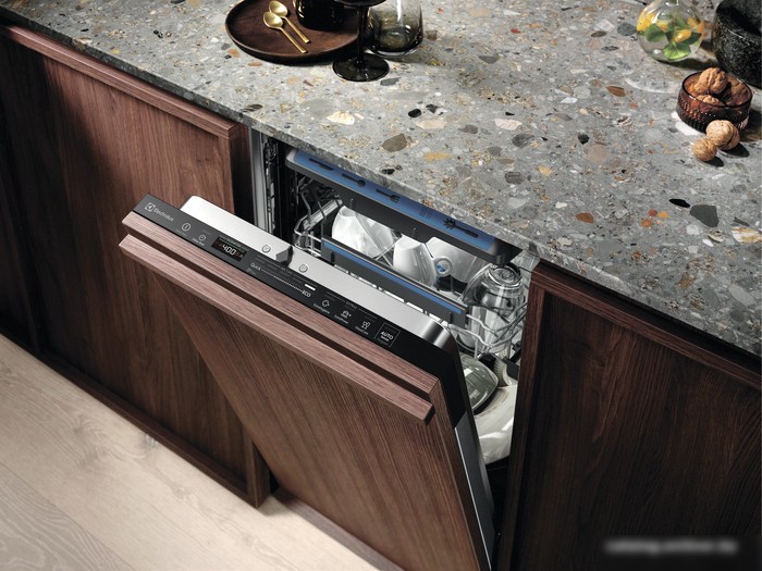Встраиваемая посудомоечная машина Electrolux GlassCare 700 EEM63301L