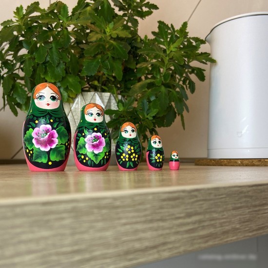 Развивающая игра Брестская Матрешка В зеленом платке и сарафане с розовыми цветами (набор 5 шт)