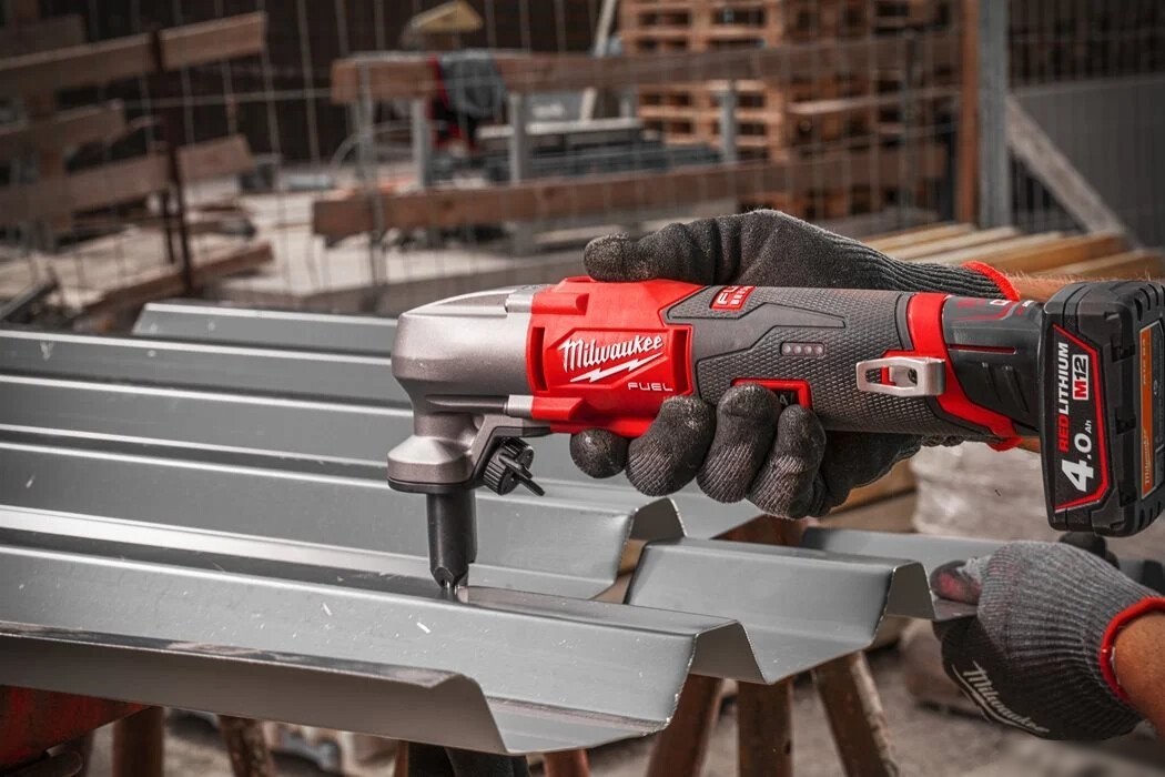 Высечные электрические ножницы Milwaukee M12 FNB16-402X 4933479619 (с 2-мя АКБ, кейс)