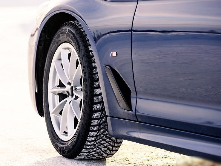 Зимние шины Goodyear UltraGrip Arctic 2 SUV 235/65R18 110T (шипы)