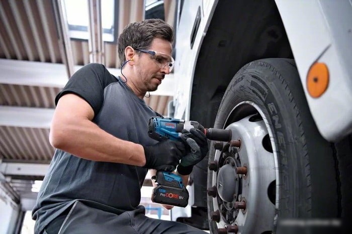 Гайковерт Bosch GDS 18V-1050 H Professional 06019J8502 (с 2-мя АКБ 8 Ah, кейс)