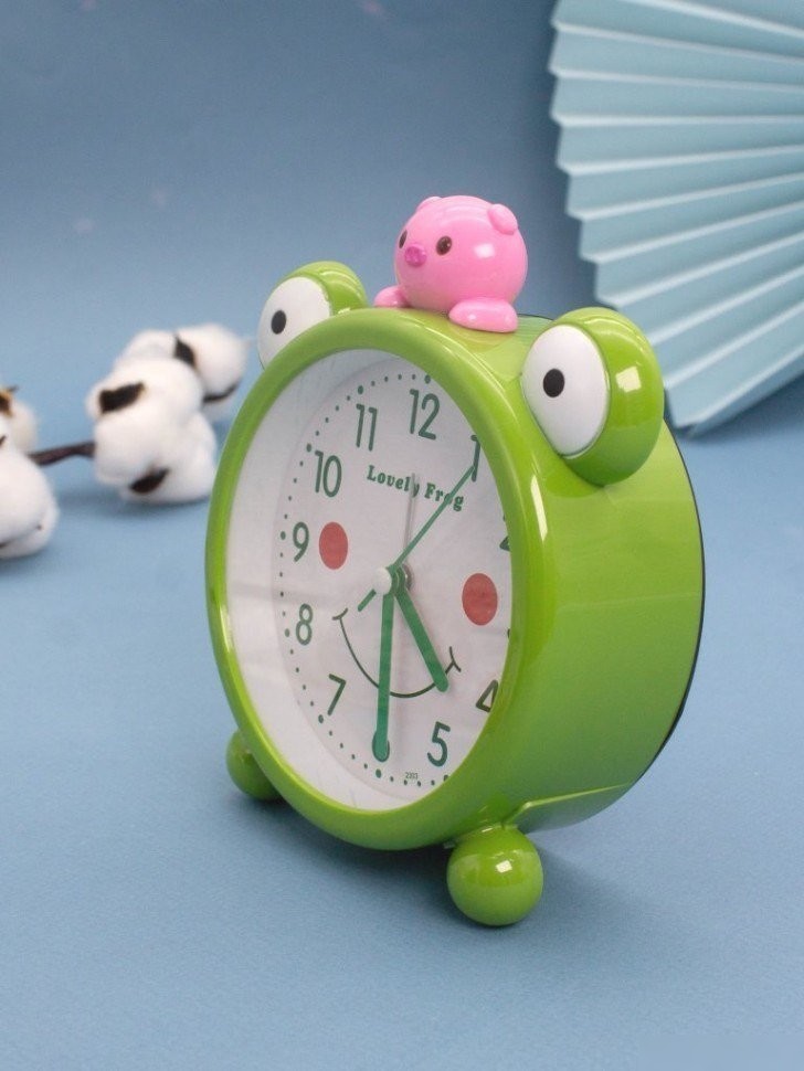 Настольные часы ILikeGift Lovely frog with piglet 100P-2303-01 (зеленый)