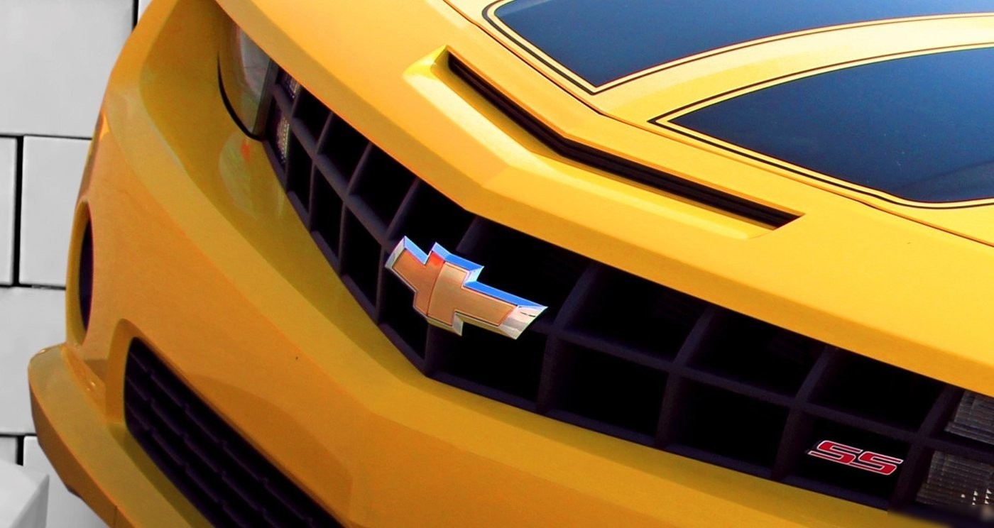 Фотообои ФабрикаФресок Детские Трансформеры из Стены. Chevrolet Camaro 1083270 (300x270)