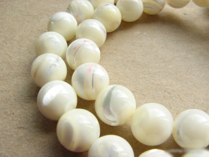 Браслет Wolves Красная нить с перламутром 41017