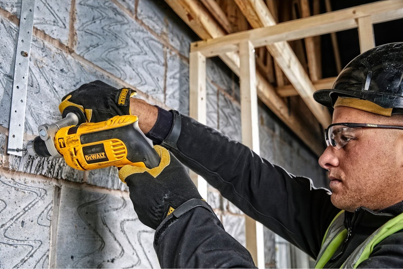 Ударная дрель DeWalt DWD024K (кейс)