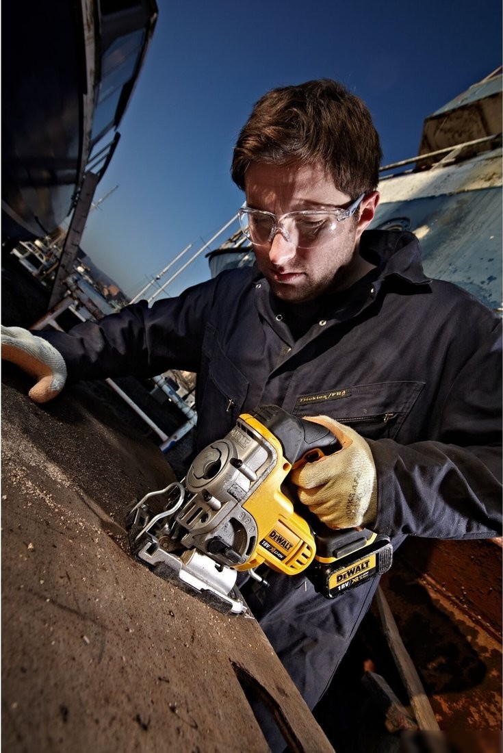 Электролобзик DeWalt DCS331NT (без АКБ, кейс)