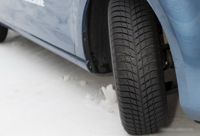 Автомобильные шины Bridgestone Blizzak LM001 235/45R20 96H
