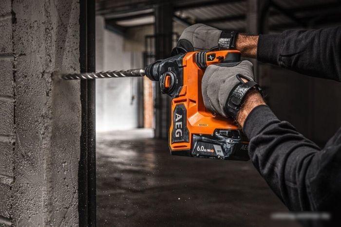 Перфоратор AEG Powertools BBH18BL2-502C 4935492343 (с 2-мя АКБ, кейс)