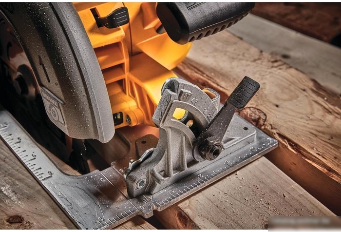 Дисковая (циркулярная) пила DeWalt DCS573NT-XJ (без АКБ, кейс)