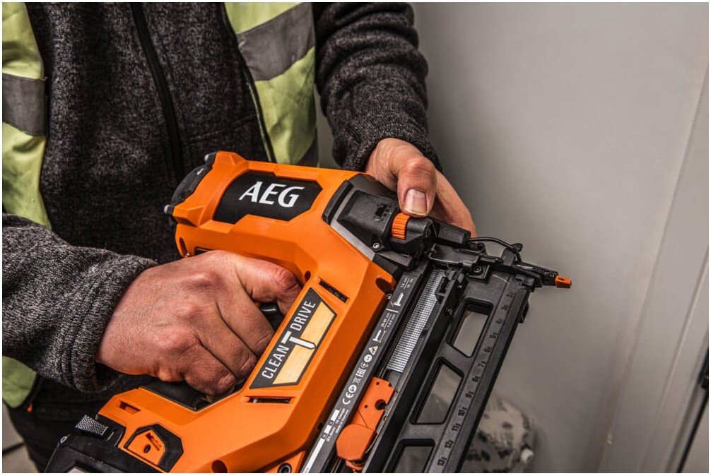 Гвоздезабиватель AEG Powertools B18BN16-0 4935498189 (без АКБ)