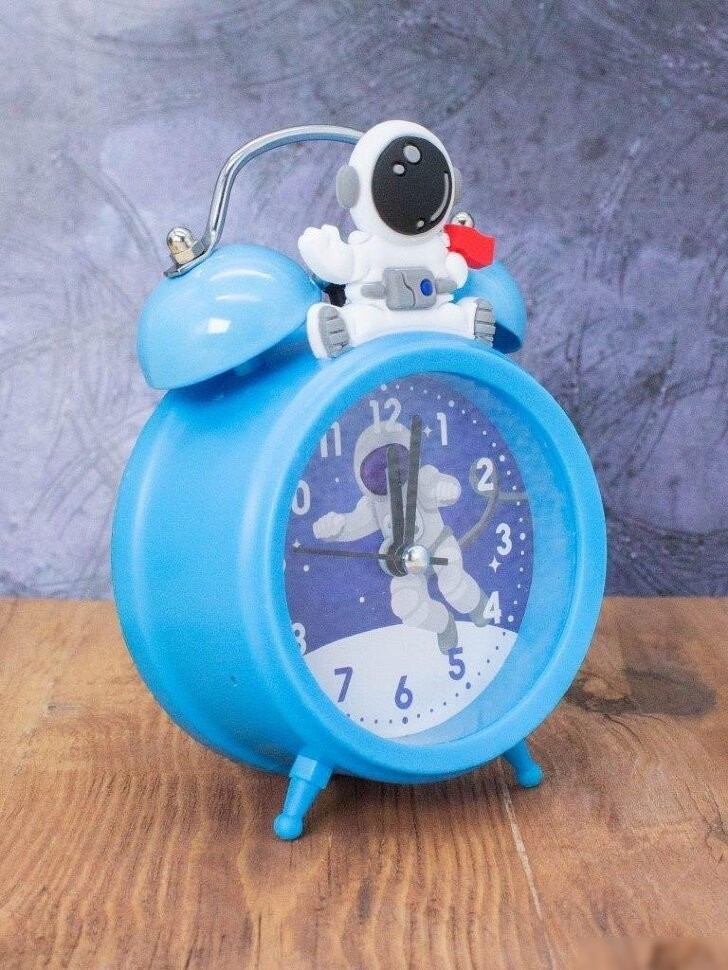 Настольные часы ILikeGift Astronaut on the moon 2108-28-02 (синий)