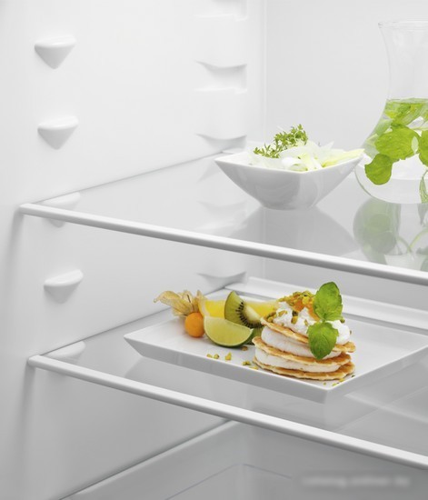 Холодильник Electrolux LNS5LE18S