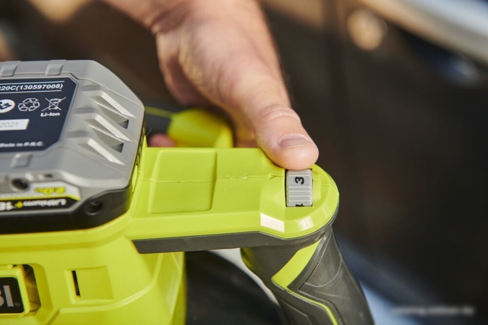Полировальная машина Ryobi RBP18250-0 5133005541 (без АКБ)