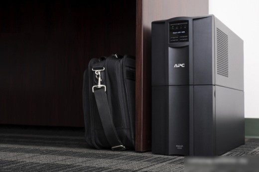 Источник бесперебойного питания APC Smart-UPS 2200VA SMT2200IC