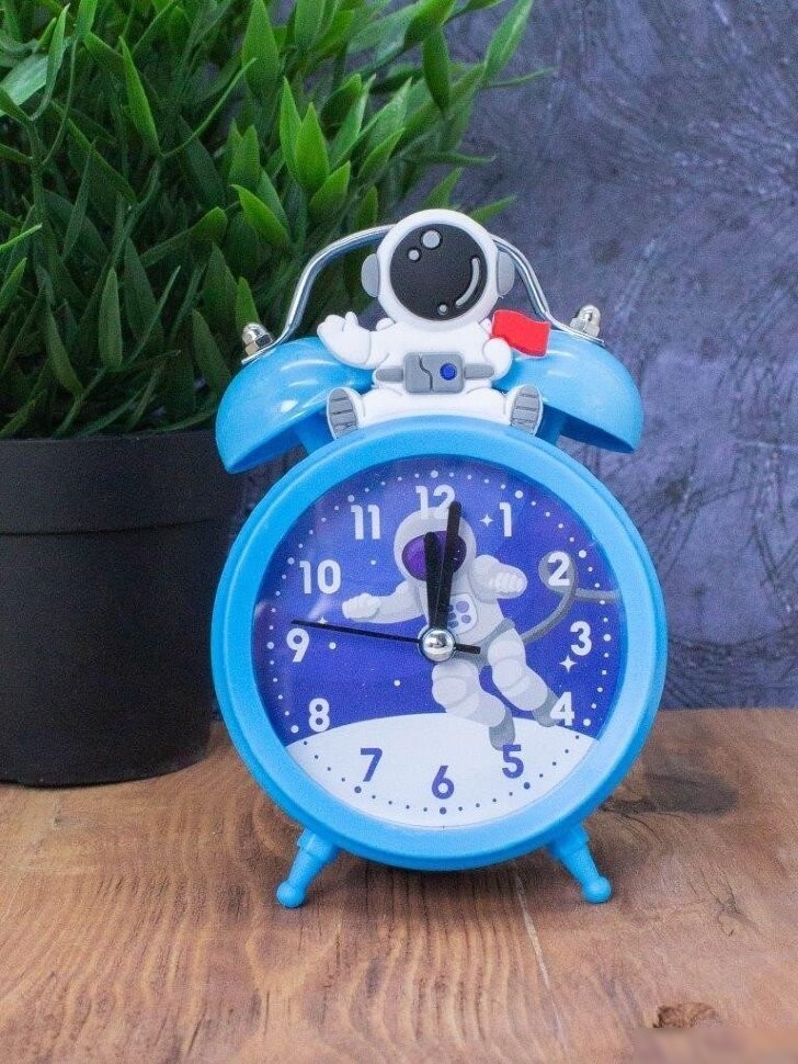Настольные часы ILikeGift Astronaut on the moon 2108-28-02 (синий)