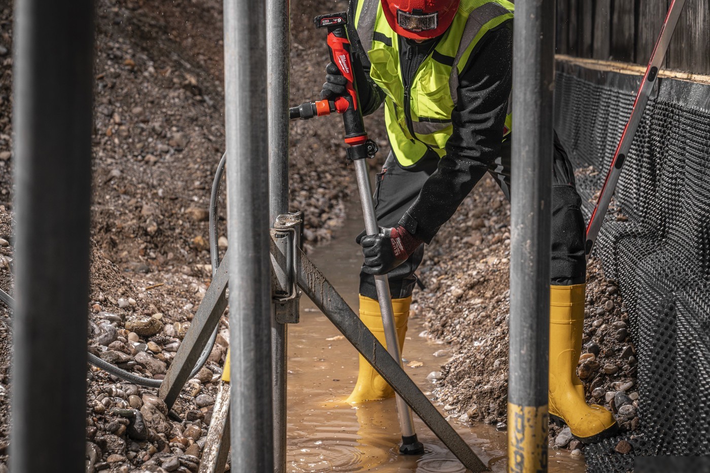 Садовый насос Milwaukee M12 BSWP-0 (без АКБ)