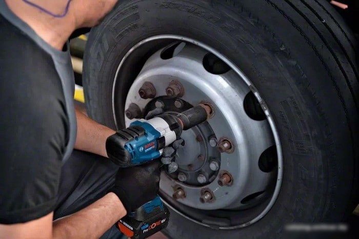 Гайковерт Bosch GDS 18V-1050 H Professional 06019J8502 (с 2-мя АКБ 8 Ah, кейс)