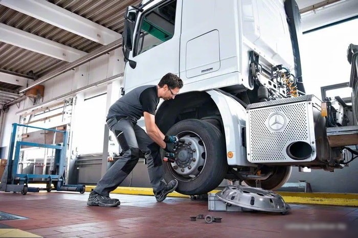 Гайковерт Bosch GDS 18V-1050 H Professional 06019J8502 (с 2-мя АКБ 8 Ah, кейс)